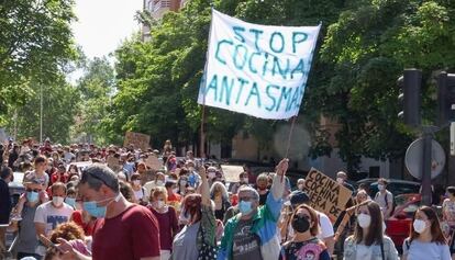 Manifestación vecinal contra la instalación de cocinas fantasma junto a un colegio de Arganzuela, en mayo de 2021. 