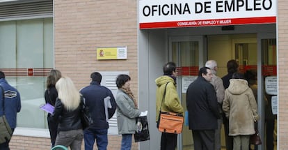 Un grupo de personas hacen cola en la entrada de una oficina de empleo de la Comunidad de Madrid.