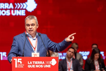 El secretario de Organizacin del PSOE, Santos Cerdn, da un discurso durante la inauguracin del XV Congreso de los socialistas extreme?os el 18 de enero en Plasencia (Cceres).