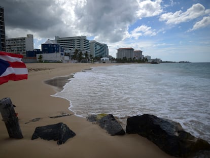 Una bandera puertorriqueña ondea en una playa vacía en Ocean Park, en San Juan, Puerto Rico, el jueves 21 de mayo de 2020.