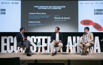 Federico Ruiz, Responsable del Observatorio Nacional 5G. y Joaquín Pérez Novo, director de Desarrollo de Negocio Industrial y Proyectos gases renovables de Agbar, parte del grupo Veolia durante la charla moderada por Ricardo de Querol, subdirector de EL PAÍS.
