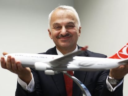 Temel Kotil, consejero delegado de Turkish Airlines, sujeta la maqueta de un avi&oacute;n de su compa&ntilde;&iacute;a 