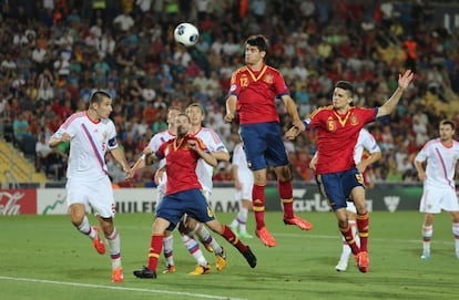 Morata cabecea para marcar el gol del triunfo.