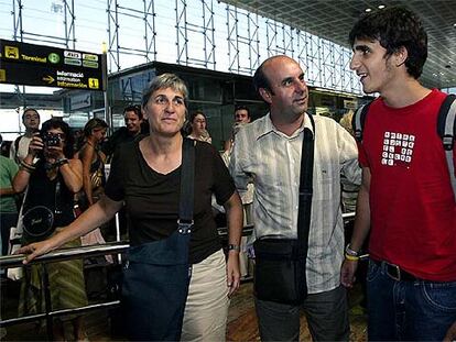 La familia formada por Josep Fusté y Clara Díez, junto a su hijo Aitor, al llegar al aeropuerto de Barcelona.