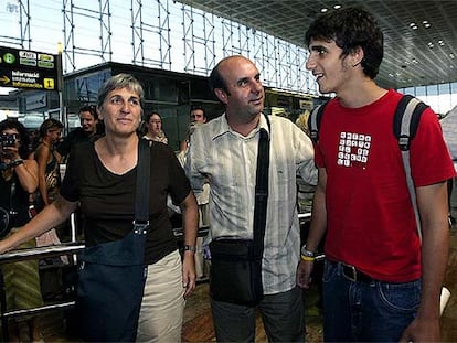 La familia formada por Josep Fusté y Clara Díez, junto a su hijo Aitor, al llegar al aeropuerto de Barcelona.