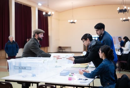 El Presidente de la República, Gabriel Boric Font, vota en Punta Arenas, el 26 de octubre.