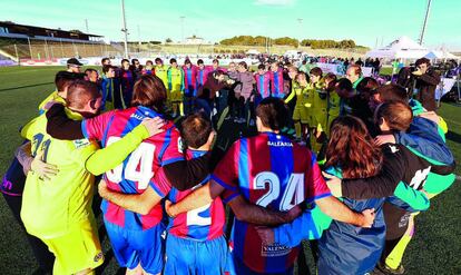 El Villarreal y el Levante demostrando su compañerismo.