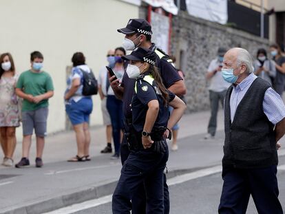 Guardias municipales controlan en Ordizia (Gipuzkoa) la fila para hacerse la prueba PCR.