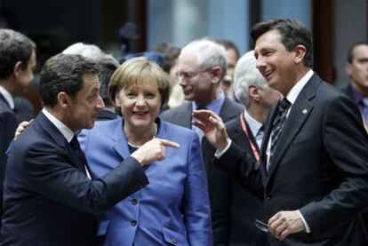 Merkel junto al presidente francés, Nicolas Sarkozy (izquierda), y el primer ministro esloveno, Borut Pahor, en la cumbre europea de marzo.