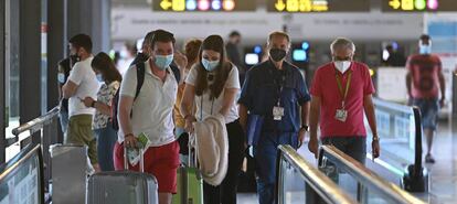 Varios viajeros transitan por la T4 de Madrid-Barajas.