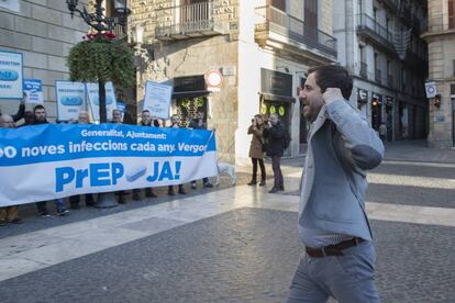 El conseller de Salut, Toni Comín, davant la manifestació a favor de la PrEP, al desembre a Barcelona.