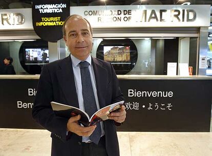 Antonio Nieto en la oficina de Turismo de la Terminal 4 del aeropuerto de Barajas.