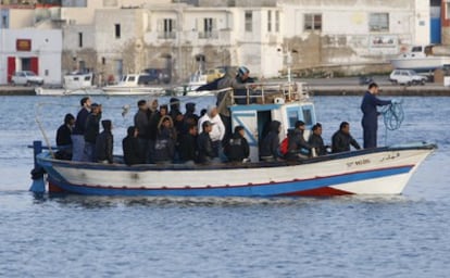 Una embarcación transporta a inmigrantes del norte de África que llegan a la isla italiana de Lampedusa.