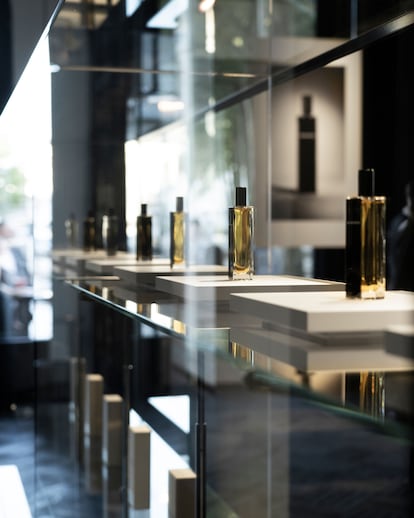 Vista de la instalación del perfume A en la tienda de Amberes de Ann Demeulemeester.