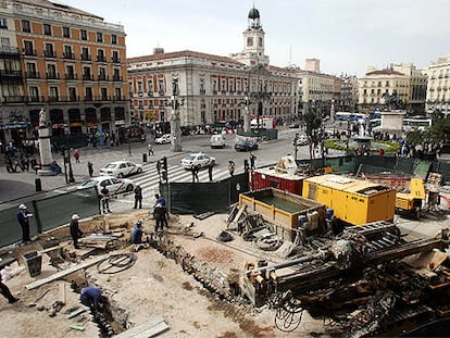 La Puerta del Sol, tomada por las obras de la futura macroestación de cercanías y por los trabajos de renovación de la línea 3 del metro.