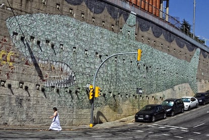 El tiburón dibujado por el el artista italiano Blu, en la calle del Santuari esquina con la carretera del Carmel.