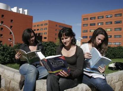 Sólo el 1,7% de universitarios españoles puede mantener una conversación fluida en inglés. En la imagen, alumnos de la Universidad de Valencia.