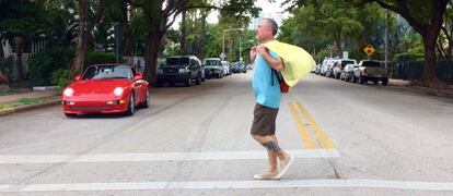 Pedro Muñoz atravesando una calle de Miami Beach.