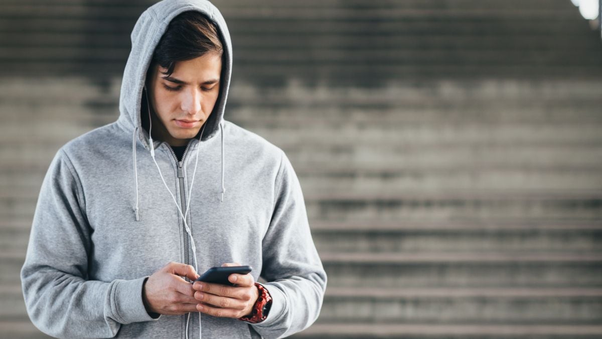 Sudadera con cremallera y capucha de forro polar, ahora por 20 euros.