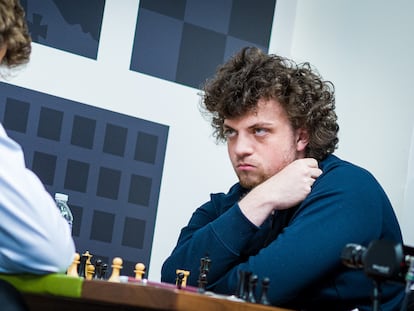 Niemann mira a Carlsen durante la partida entre ambos del 4 de septiembre en San Luis (EEUU)