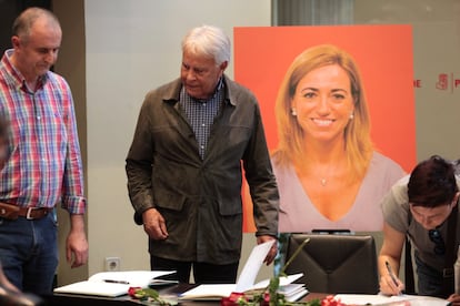Felipe González se dirige a firmar el libro de condolencias de Carme Chacón.