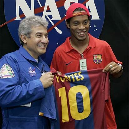El astronauta brasileño Marcos Pontes con Ronaldinho durante la visita del Barcelona a la NASA en Houston.