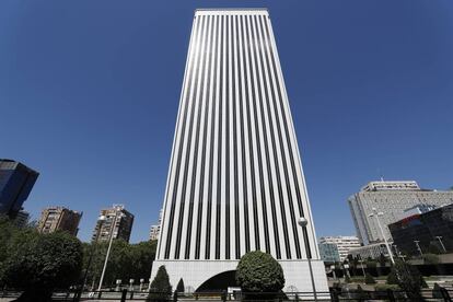 Pontegadea compró Torre Picasso a FCC en 2011 por 400 millones, en una de las primeras grandes compras emblemáticas en el sector inmobiliario de la sociedad. Por entonces, Pontegadea ya contaba con activos en España, Portugal, Francia, Reino Unido y Estados Unidos. 