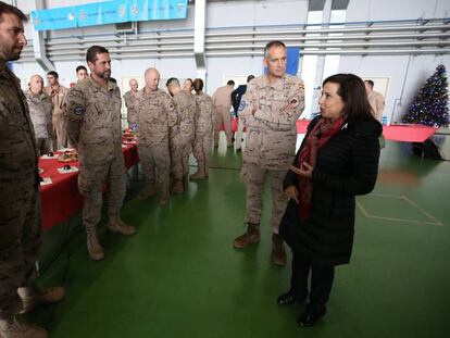 La ministra de Defensa y Asuntos Exteriores en funciones, Margarita Robles, se dirige a los tropas en la base aeronaval de Sigonella (Sicilia).