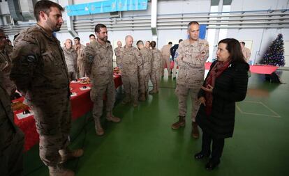 La ministra de Defensa y Asuntos Exteriores en funciones, Margarita Robles, se dirige a los tropas en la base aeronaval de Sigonella (Sicilia).