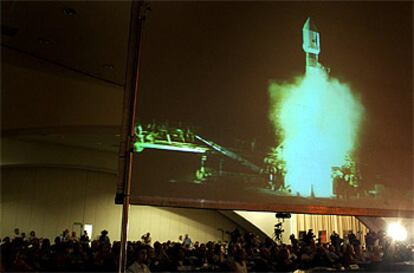 Seguimiento de la retransmisión en directo, desde la Ciudad de las Artes y las Ciencias de Valencia, del lanzamiento de la <i>Mars Express</i>.