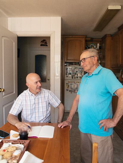Eustaquio Hernández (89 años) y Emilio Magdalena (62). Sus hijos animaron a Eustaquio a contar su historia. Querían leer sus memorias.