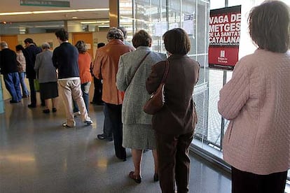 Cola de pacientes esperando en un centro sanitario de Barcelona.