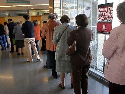 Cola de pacientes esperando en un centro sanitario de Barcelona.