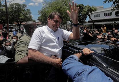 El presidente de Brasil, Jair Bolsonaro, saluda a sus seguidores tras votar en la segunda vuelta de las municipales en Río de Janeiro.