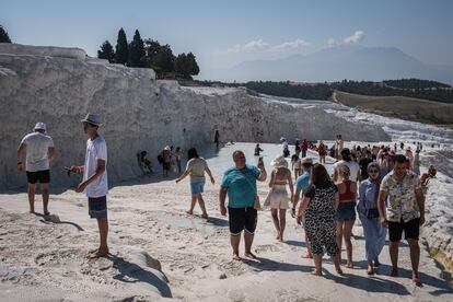 Según la IUCN, es preciso mejorar el flujo de trabajo entre las distintas instituciones encargadas de la preservación de Pamukkale para asegurar el futuro del lugar.  