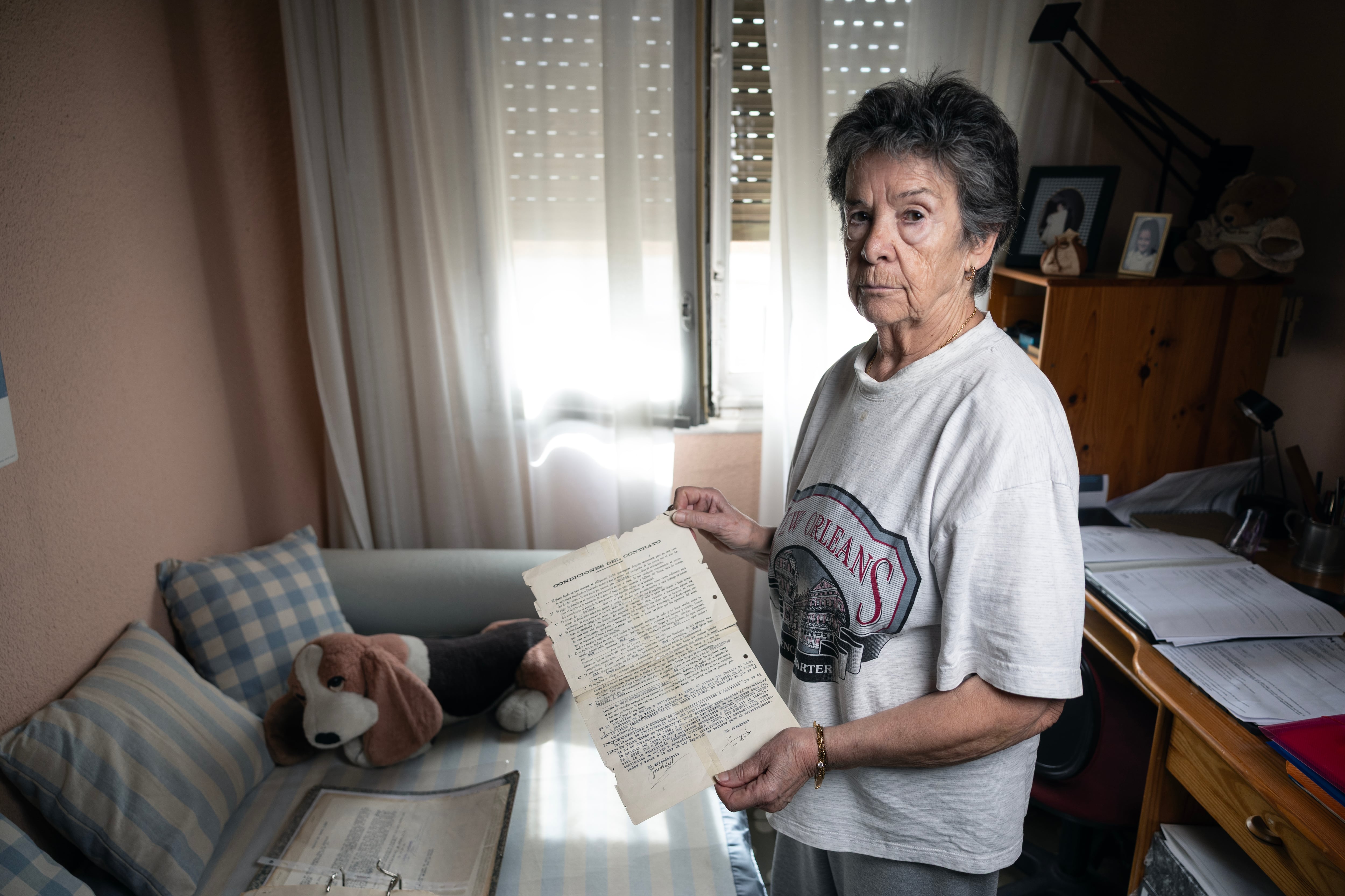 Maricarmen con su contrato de renta antigua. 