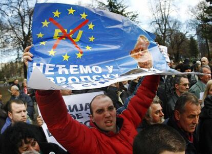 Miembros del Partido Radical Serbio protestan contra la UE el pasado miércoles en Belgrado.