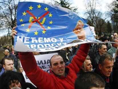 Miembros del Partido Radical Serbio protestan contra la UE el pasado miércoles en Belgrado.