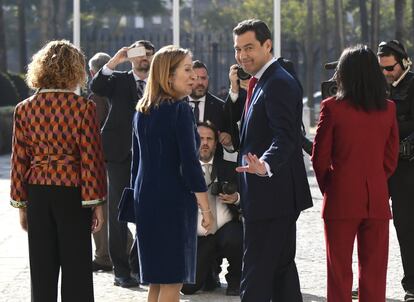 El presidente electo de la Junta de Andalucía, Juanma Moreno, junto a la presidenta del Congreso, Ana Pastor, a su llegada al Parlamento de Andalucía.