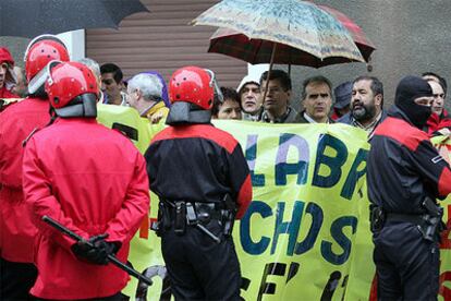 Protesta por la situación de Babcock durante la pasada campaña electoral en el País Vasco.