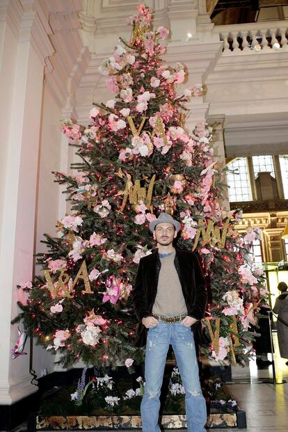 Fue en 2004 cuando Matthew Williamson concibió este frondoso árbol para el Victoria and Albert Museum de Londres.