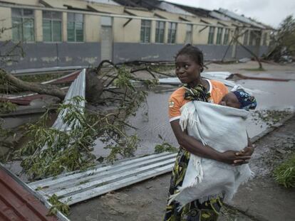 Una mujer sostiene a su hijo, en la ciudad costera de Beira (Mozambique).