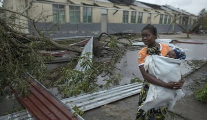 Una mujer sostiene a su hijo, en la ciudad costera de Beira (Mozambique).