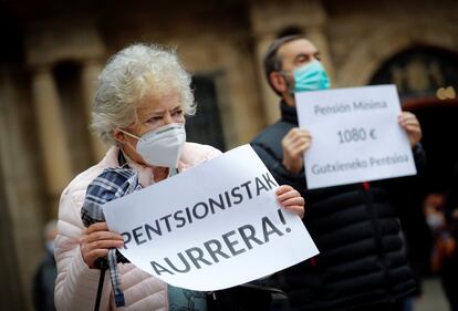 Los pensionistas han vuelto a protestar por una pensión digna. Este lunes, en Pamplona, han salido a la calle con demandas sobre una mejor atención domiciliaria y en residencias, con servicios públicos y de cercanía para mantener su calidad de vida.