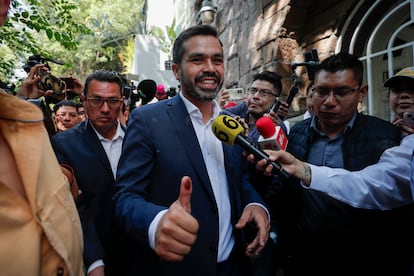 El candidato presidencial de Movimiento Ciudadano, Jorge Álvarez Máynez, habla con la prensa tras votar en un colegio electoral en Ciudad de México.
