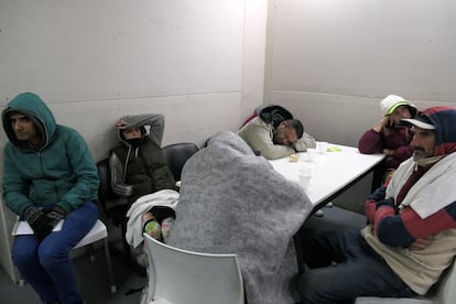 Personas sin hogar descansan en el comedor de Red de Atención del Gobierno de la ciudad, en Constitución.