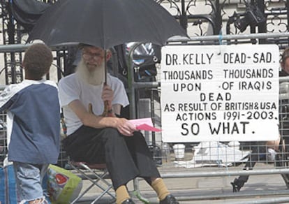 Un hombre protesta contra la guerra de Irak ante los juzgados donde se desarrollan las sesiones del <i>caso Kelly.</i>