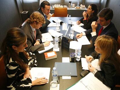Un grupo de abogados del bufete Uría Menéndez trabaja en una de las salas de reunión de su sede en Madrid.
Luis de Carlos, socio de la firma