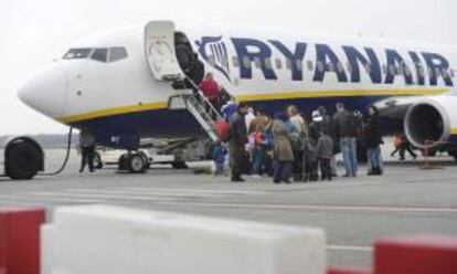 Pasajeros suben a un avión de la compañía aérea Ryanair en el aeropuerto de Eindhoven, Holanda. EFE/Archivo