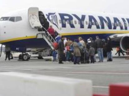 Pasajeros suben a un avión de la compañía aérea Ryanair en el aeropuerto de Eindhoven, Holanda. EFE/Archivo